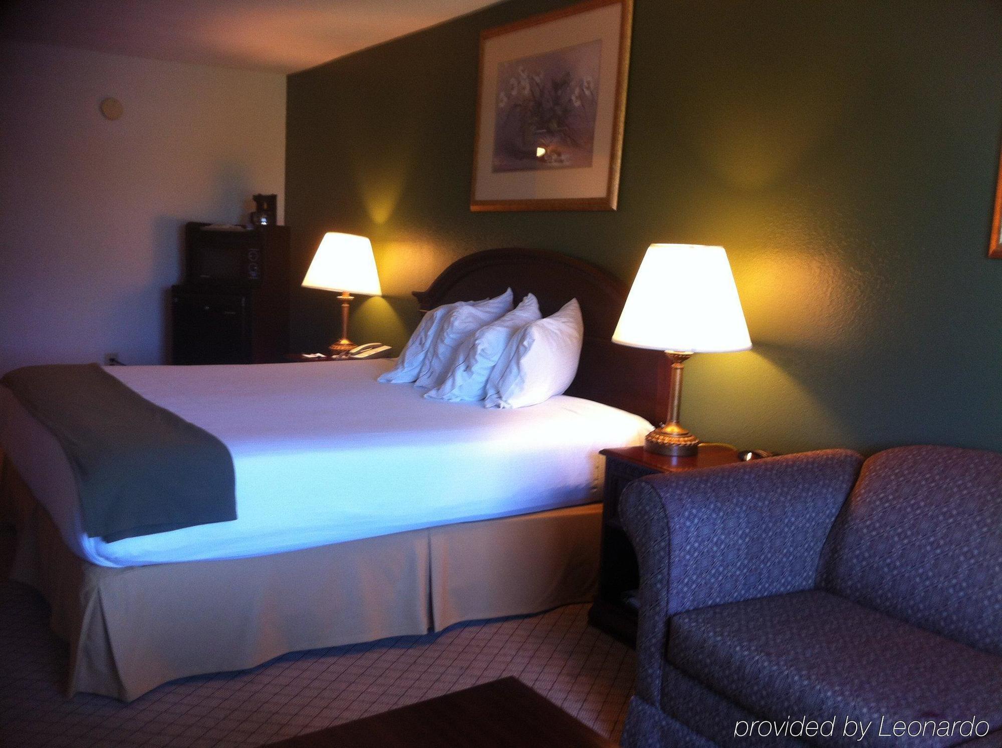 Baymont By Wyndham Montgomery South Room photo